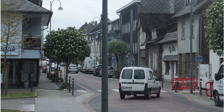 Sankt-Sainkt-Vith-straat-auto-hedendaags-shopping-winkelstraat-België