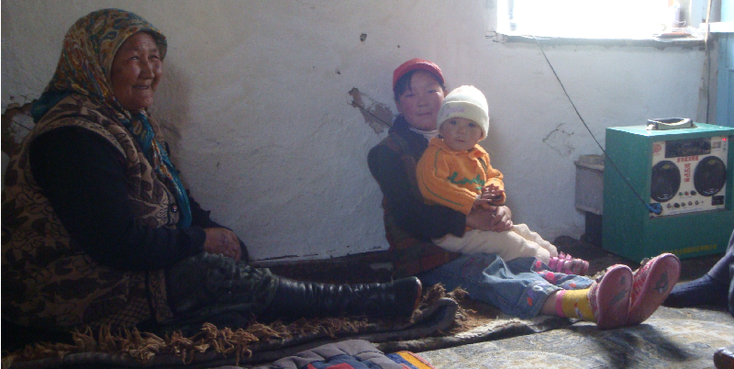 Song-Kol-meer-Kirgizië-lokale-vrouw-hoofddoek-kind