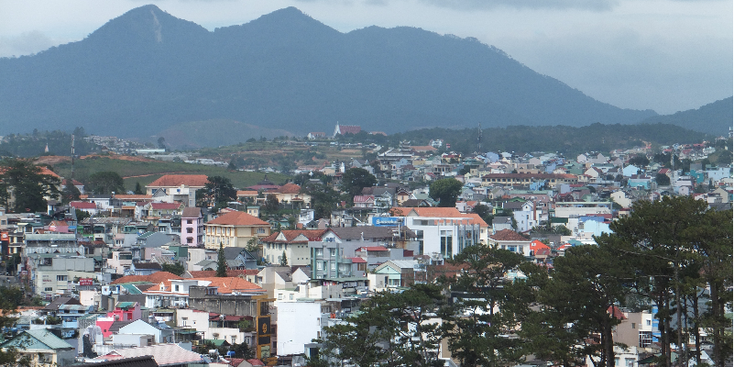 Dalat-uitzicht-bergen-stad-Vietnam
