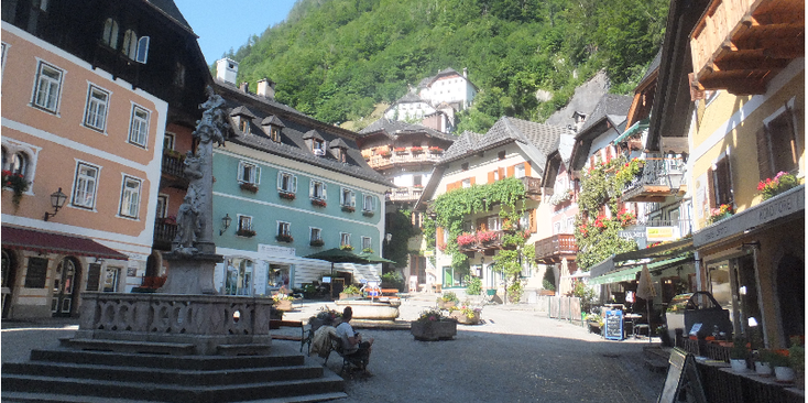 Hallstatt-Dachsteinbergen-houten-huizen-fontein-Oostenrijk