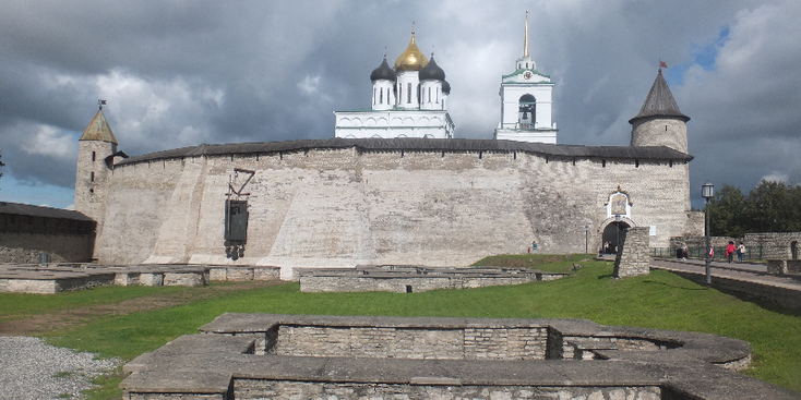 Pskov-Kremlin-stadsmuur-wachttoren-kerk-koepel-Rusland