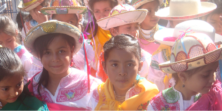 Fachalinas-markt-inheems-Otavalo-traditioneel-optocht-ceremonie-verkleed-Ecuador