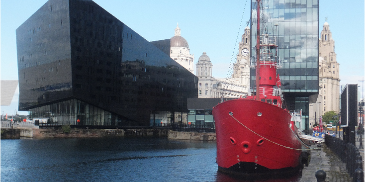 Liverpool-haven-glazen-gebouw-mix-modern-schip-Engeland