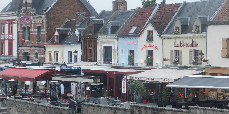 Amiens-kathedraal-gekleurde-huizen-Frankrijk