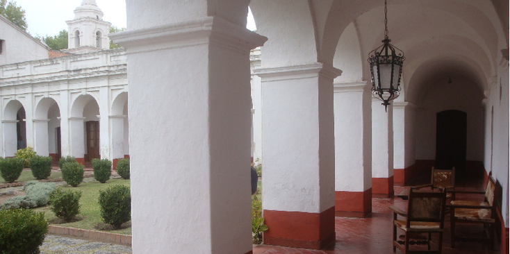 Santa-Catalina-Estancia-binnenplaats-wit-klooster-klokkentorens-Cordoba-Argentinië