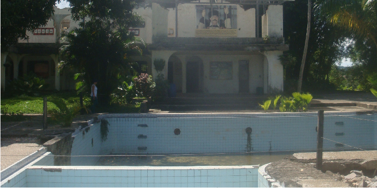 Napoles-Hacienda-Doradal-Pablo-Escobar-Colombia-zwembad-Finca-Landgoed-villa