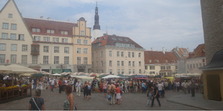 Tallinn-Tompea-plein-koopmans-vakmans-huizen-kerk-terras-Middeleeuws-historisch-Estland