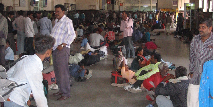 Piperya-treinstation-druk-chaos-zitten-op-grond-India