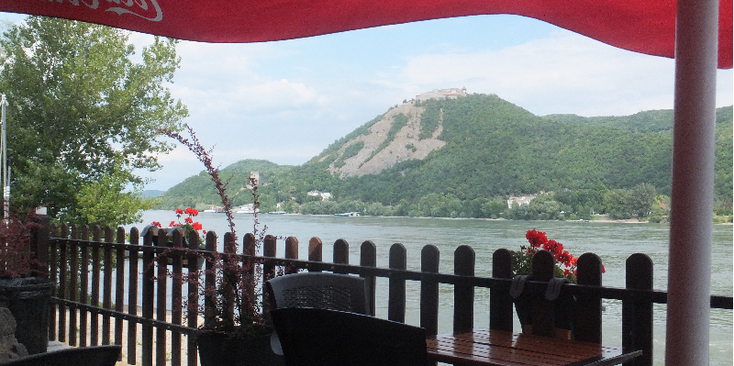 Nagymaros-Visegrad-heuvel-burcht-Donau-rivier-Hongarije-terras