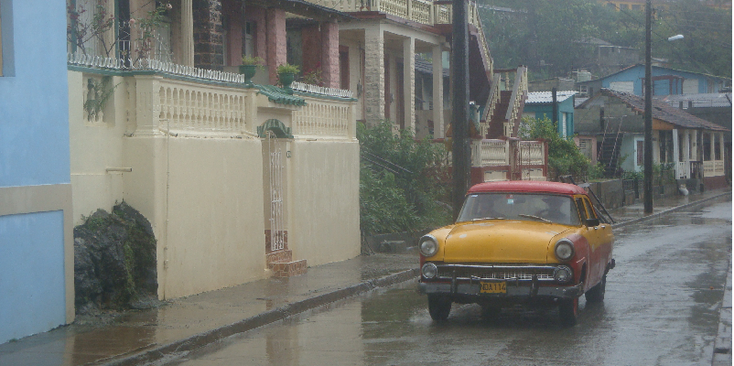 Baracoa-Cuba-regen-straatleven-klassiek-Amerikaanse-auto