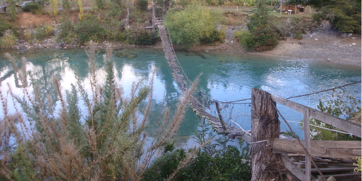 Hielo-Azul-hangbrug-rivier-nationaal-park-El-Bolson-lake-district-meren-Argentinië