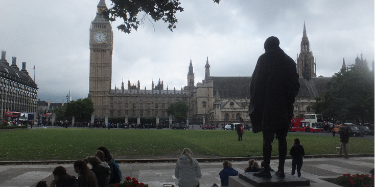 Big-Ben-House-of-Parlement-Westminster-Abbey-Ghandi-standbeeld-grasveld-Londen-Engeland
