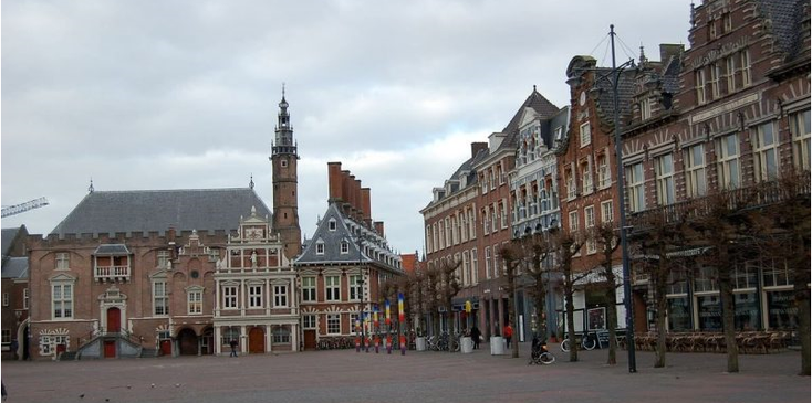 Haarlem-koopmanshuizen-kerk-Nederland