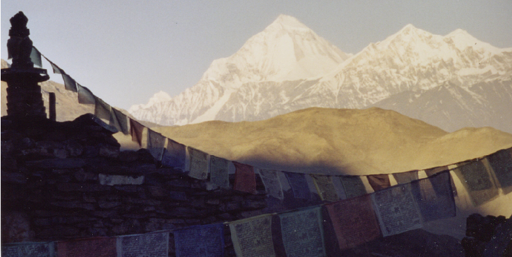 Annapurna-trekking-bergen-Nepal-Himalaya-gebeds-vlaggen-Tibetaans