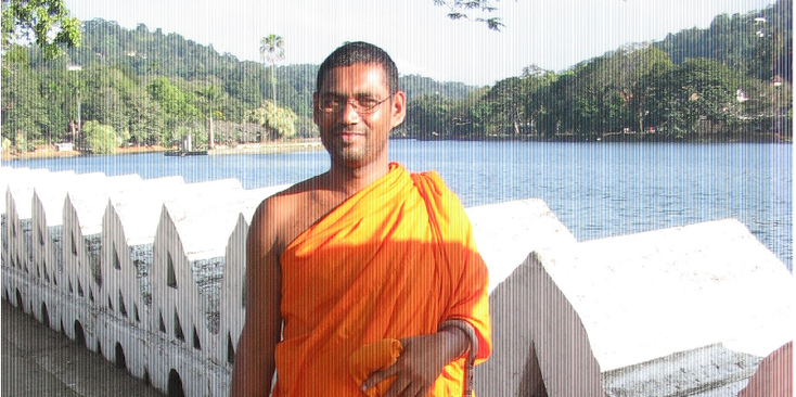 Kandy-meer-monnik-Sri-Lanka