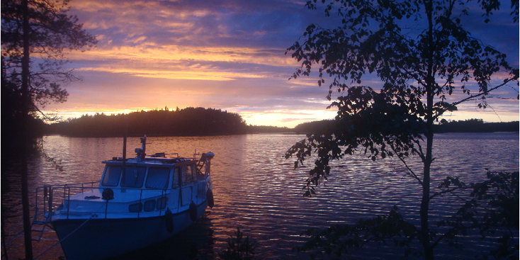 Linnansaari-nationaal-park-boot-ondergaande-zon-meren-bos-uitzicht-Finland