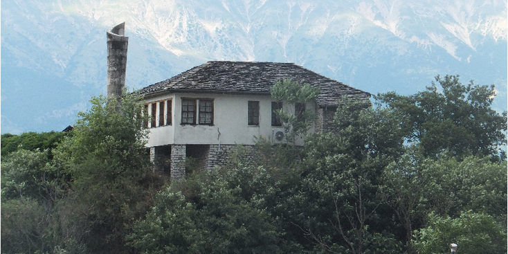 Gjirokastra-Gjirokastra-Ottomaans-huis-Albanie-grijze-tegeltjes-dakpannen