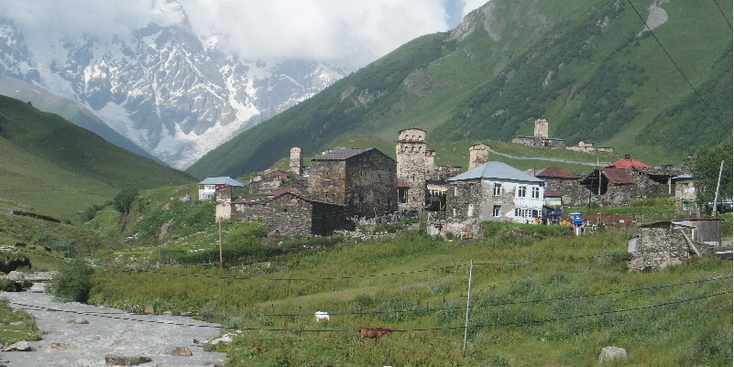 Ushguli-Enguri-vallei-rivier-Svaneti-Kaukasus-wachttorens-Georgië