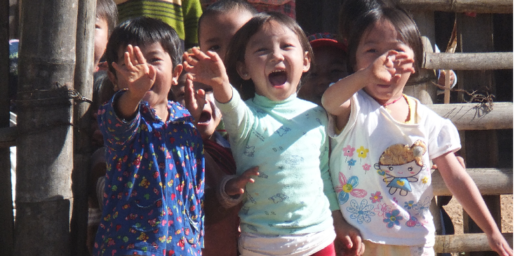 Kalaw-trekking-kinderen-zwaaien-Myanmar-Birma