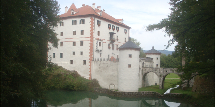 Sneznik-kasteel-wachttoren-gracht-hoge-muren-meer-Slovenië
