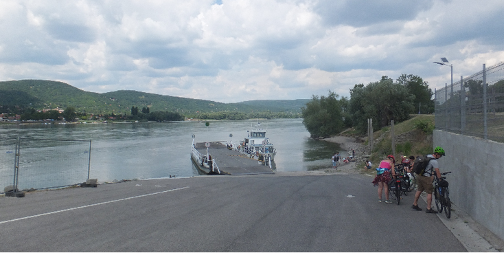 Visegrad-ferry-veerboot-Donau-rivier-Hongarije