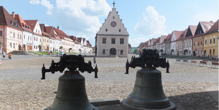 Bardejov-Radnicne-Namestie-plein-klokkentoren-Slowakije