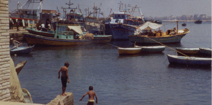 Alexandrië-Egypte-Middellandse-zee-kust-haven-boten-kinderen-zwemmen