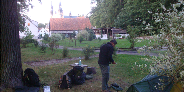 Dom-Pielgrzyma-klooster-tuinen-tent-kamperen-Polen