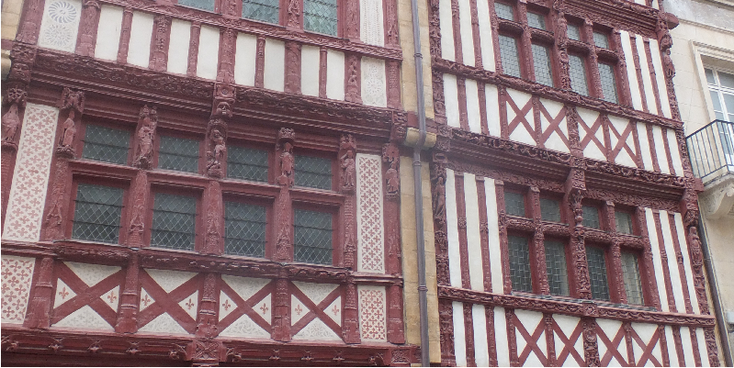 Caen-Maison-des-Quatrans-rood-wit-gevel-huis-Frankrijk