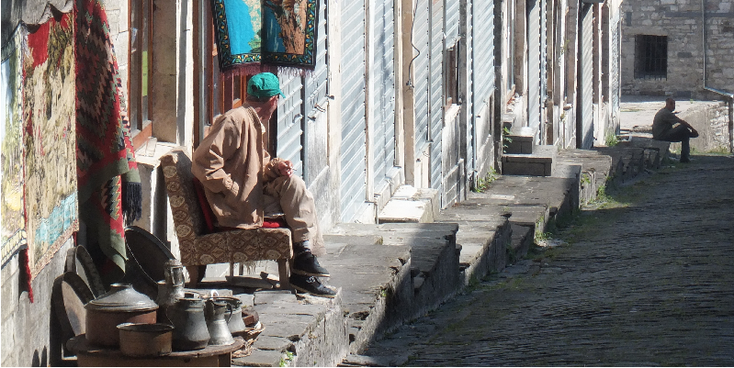 Gjirokaster-Gjirokastra-verkoper-straatleven-Albanië