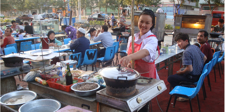 Turpan-restaurant-buiten-pan-plastic-stoelen-China