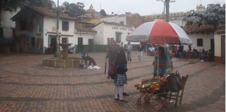 Bogota-Callejon-del-EmbudoLa-Candelaria-buurt-balkon-straatleven-Colombia