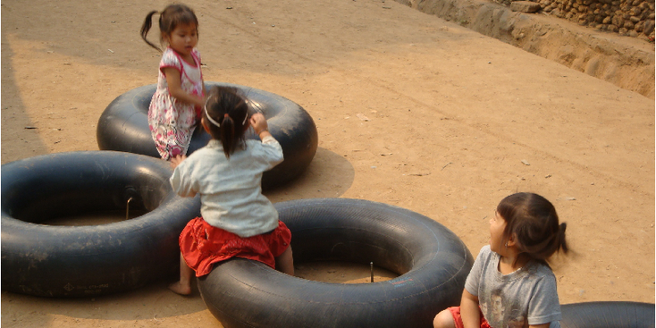 Mong-Ngoi-Neua-banden-rubber-spelen-kinderen-Laos