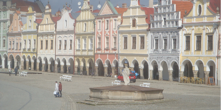 Telc-Namesti-Zachariase-Z-Hradce-driehoeks-plein-Tsjechie-gekleurde-koopmanshuizen