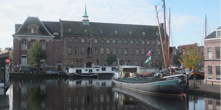 Leiden-gracht-woonboot-Nederland