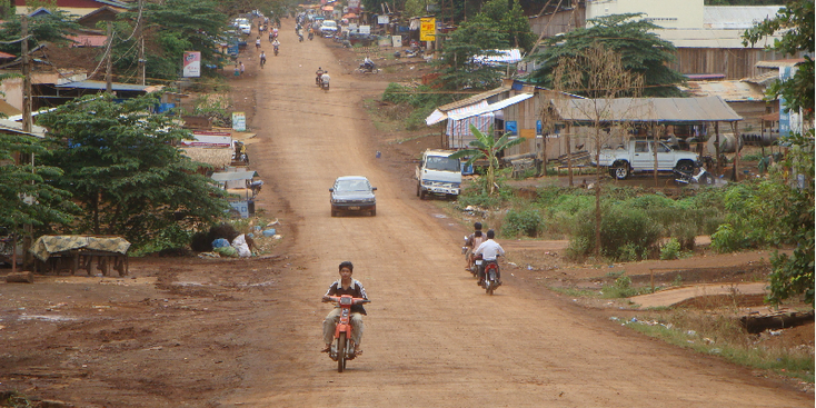 Ban-Lung-Ratanakiri-Cambodja-straatleven-scooter-modder