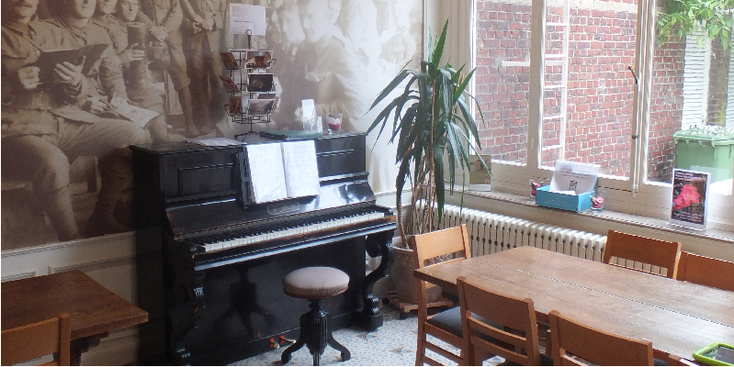 Poperinge-Talbot-House-Relax-WW1-huiskamer-piano-België