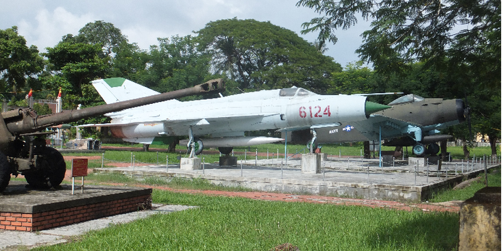 Hue-citadel-MIG-vliegtuig-artillerie-oorlog-Vietnam