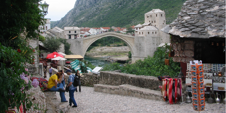 Stari-Most-brug-Mostar-souvenirs-rivier-Neretva-Bosnië-Herzegovina