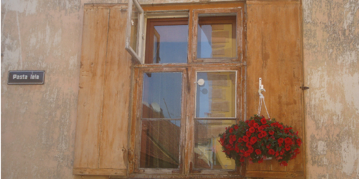 Kuldiga-luiken-bloemen-architectuur-traditioneel-huizen-Letland