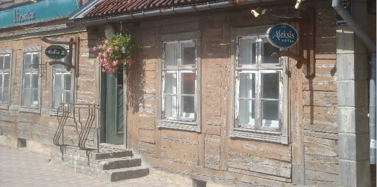 Kuldiga-Koerland-Straatleven-oude-gebouwen-Letland