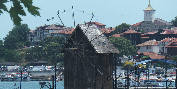 Nesebar-moeder-monument-oranje-daken-beeld-schiereiland-Bulgarije