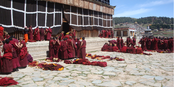 Langmusi-China-Tibet-monniken-gele-mutsen-klooster