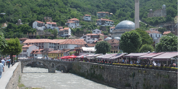Prizren-Pristina-moskee-rivier-Kosovo-markt-brug