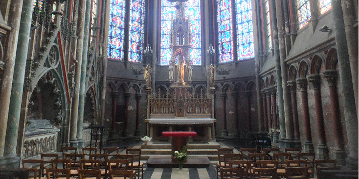 Amiens-kathedraal-altaar-stoelen-glas-in-lood-Frankrijk