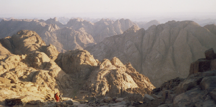 Sinai-woestijn-Egypte-Mozes-tien-geboden-berg-nachtwandeling-pelgrims-psalmen