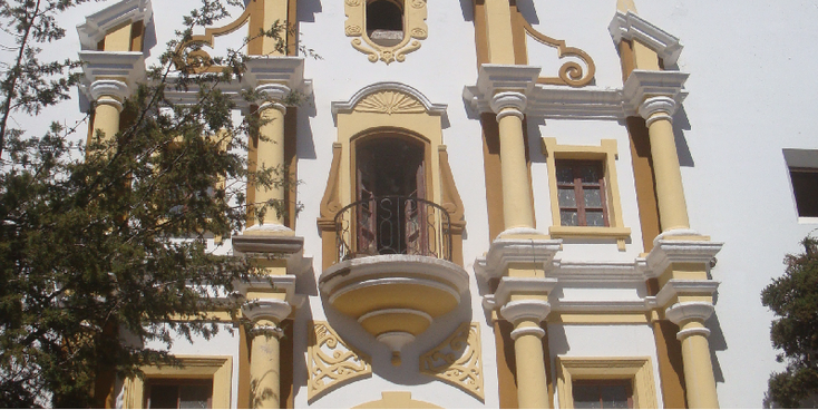 Potosi-Bolivia-El-Dorado-witte-stad-architectuur-gevel-Koloniaal