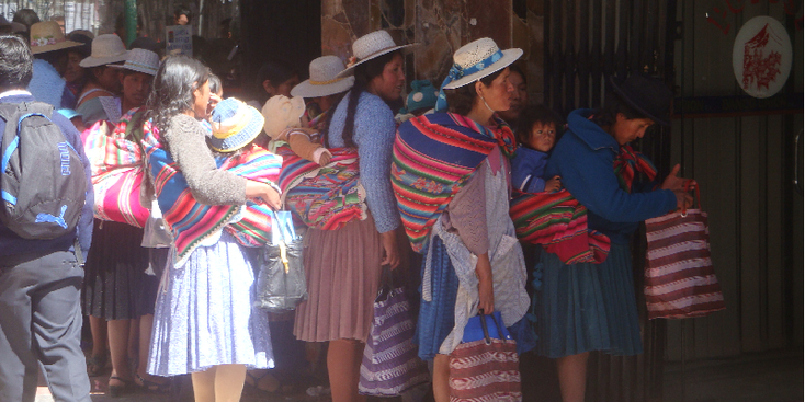 Potosi-bolhoed-kinderen-op-rug-straatleven-Bolivia