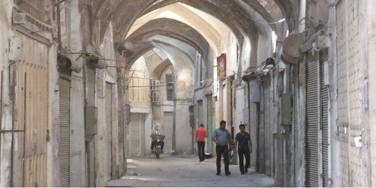 Isfahan-bazaar-markt-Iran-shoppen-leeg-scooter-brommer