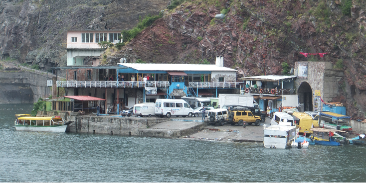 Koman-meer-haven-Albanie-mist-ferry-pont-auto-Fierze-aanleghaven